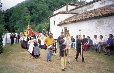 de procesión alreor de la iglesia de Naveo